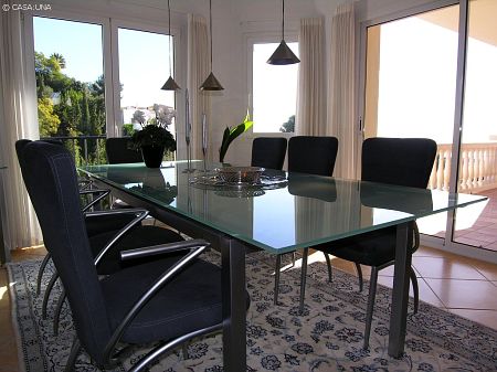 Villaen har store lyse rum