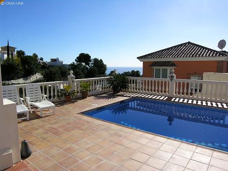 Villa med stor terrasse, privat pool og udsigt til Middelhavet