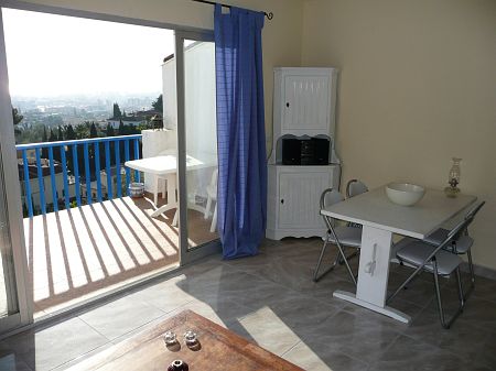 Spiseplads i stuen og direkte udgang til terrasse