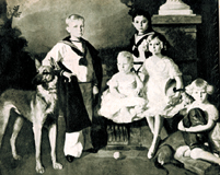�verst til venstre Alfonso og st�ende i baggrunden, den d�vstumme Jaime. I midten sidder Juan (far til Juan Carlos I). Dern�st de to prinsesser. Beatriz - den yngste, med hunden d�de i november 2002 som den sidste af Alfonso XIIIs b�rn.