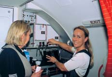 Stewardesserne g�r klar til servering af kaffe.