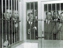 Alle socialistiske borgmestre blev f�ngslet. Her er det Barcelonas regering bag tremmerne.