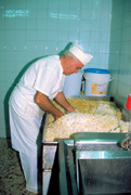 Massen blandes fortsat med h�ndkraft.