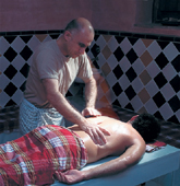 De klassiske massager fjerner muskelsp�ndinger og rygsmerter.