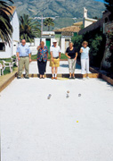 Petanquespillerne f�lger den trillende kugle med sp�nding.