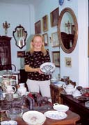 Elisabet viser en af de mange Bj�rn Wiinblad sk�le.
