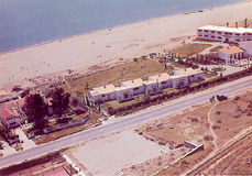 Hotellet l� direkte ud til stranden. Bem�rk togskinnerne i forgrunden. (Foto: Jos Molbeck)