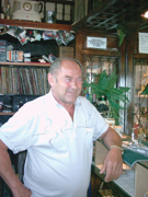 Ejvind Elving i sin y�bnede bar og p�lsebod, Mi Casa, i Torre del Mar.