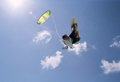 Kite-surfing er den store mode i Tarifa. (Foto: Kite Surfing) Kite-surfing er den store mode i Tarifa. (Foto: Kite Surfing)