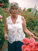 Elsebeth Weeke ved hendes smukke roser. Elsebeth Weeke ved hendes smukke roser.