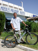 Benny fra Muebles Piramides Puerto tror p� cykelsalget.