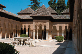 En af de smukke gårdhaver i Alhambra En af de smukke gårdhaver i Alhambra