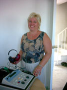 Ingelise J�rgensen med sin mobile h�reklinik.