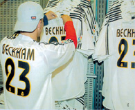 Beckham er verdens bedste fodboldforretning. Med fodbolden g�r det knap s� godt.