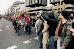 De fem sagf�rere  som blev ofre for Atocha-overfaldet begraves under stor deltagelse i Madrids centrum den 26. januar 1981. Folk protesterede med knyttede h�nder.