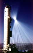 I let diset vejr er lyseffekterne på anlæggene med centralt tårn og heliostater spektakulær. I let diset vejr er lyseffekterne på anlæggene med centralt tårn og heliostater spektakulær.