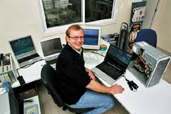 Det er ikke us�dvanligt, at direkt�r Lars Olesen, Datec, er i gange med at ops�tte eller reparere fire-fem pc�er p� �n gang.