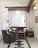 Det beh�ver ikke at v�re h�rrejsende dyrt for at v�re elegant. Den eksklusive og stilsikre indretning af The Town House er i virkeligheden en blanding af eksisterende m�bler - og en hoteldirekt�r med en sikker 
h�nd for indretning.