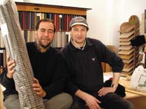 Stephen og Carsten tager et lille hvil midt under indretningen af gulvafdelingen.