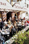 Der sm�snakkes og hygges ved bordene, n�r 