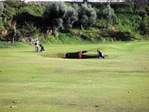 Fairway med dybe bunkers.
