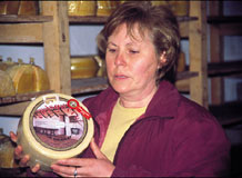 Luisa Mart�nez med den bedste manchego-ost 2004.