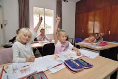 De yngste elever sidder i et klassev�relse for sig, ligesom de ogs� har deres egen 