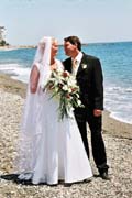Maddie og John gifter sig p� stranden i Caleta.