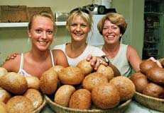 Anne-Mette Blunck (i midten) omgivet af sine uundv�rlige medarbejdere, der skal v�re med til at hygge om kunderne i den nye Pan y Pasteles 2.