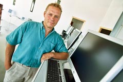 I tidernes morgen havde Gert Uth lovet sig selv at skifte job, n�r han blev 40. Det l�fte har han holdt  - og han har skiftet land ved samme lejlighed.