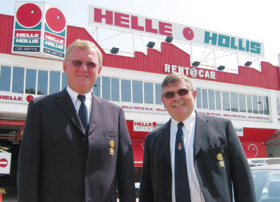 Holger Helle & Palle Johansen foran hovedkvarteret i M�laga Lufthavn