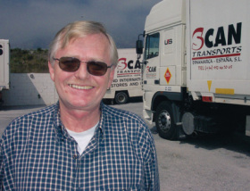 Kurt Andersen foran en af de mange lastbiler ScanTransports har