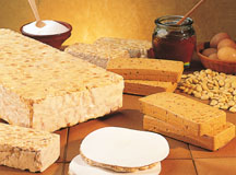 Mandler, honning, sukker og �ggehvide er de eneste produkter, der m� anvendes til fremstillingen af �gte turr�n. Hold �je med m�rkaten fra �Consejo regulador� � den garanterer kvaliteten.