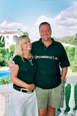Jeanette Buchard og Brian Nielsen stortrives i Calahonda, hvor Brian blandt andet har kastet sig over en ny sportsgren, der kr�ver knap s� mange muskler som boksning; nemlig golf.