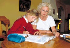 Isabelle og Mona Davidsen
laver hver eftermiddag lektier sammen.