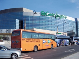 El Corte Ingl�s satser st�rkt p� udl�ndinge og som kunde bliver du bragt til d�ren via gratis busservice.