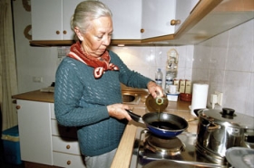 Aase har travlt i k�kkenet.