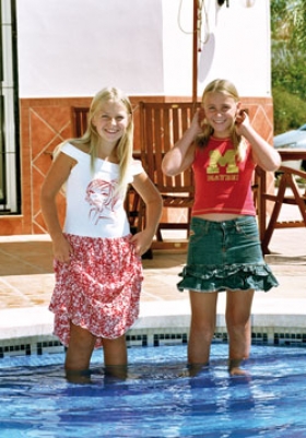 D�trene Xandra og Xenia er s� sm�t ved at falde til p� deres nye, spanske skole  - og nyder at der er  pool-vejr i Andalusien.