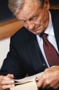 Ligesom kroppen g�r hjernen langsomt i forfald med alderen. Forringet kredsl�b er en af �rsagerne. Forskning har vist, at aktive stoffer i ginkgo biloba-ekstrakten b�de fremmer kredsl�bet og beskytter hjernecellerne, og behandlingen har vist god effekt mo