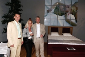 Carmen Peregrina mellem Jan Trygve Jensen og Stefan Loven, der st�r bag Jensen i Nueva Andalucia.