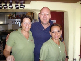 Christina og Tonny med deres colombianske servitrice, Martha.