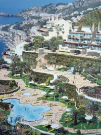 S�dan forestiller arkitekten sig, at Bahia Fenicia kommer til at se ud, n�r byggeriet er f�rdigt. H�jt h�vet og med udsigt over Marina del Este og Middelhavet.