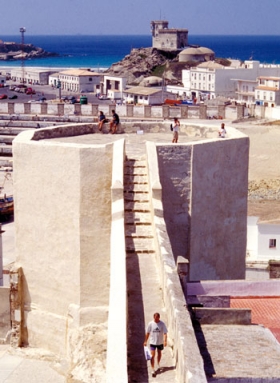 Det enorme f�stningsv�rk tjente som byens garnison i mere end 1000 �r. Fotos: Patronato de Turismo.