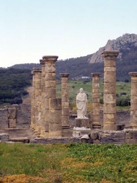 Statuen af kejser Trajan pr�siderer retsbygningen Basilika.