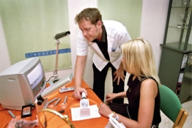 Det nye svagsynsrum g�r, at DanOptica kan foretage en grundigere synspr�ve. Foto: Poul Frey Sk�tt.