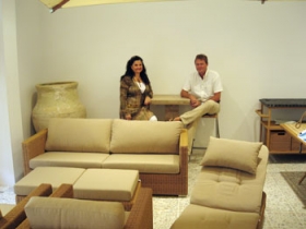 Lotte og Lars S�rensen er ved at l�gge sidste h�nd p� indretningen af  det nye Muebles Daneses, som �bner den 9. september.