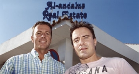 Ejendomsm�gler-vikinger i efter�rssol: Henrik Munch Pedersen og Jacob Str�m foran deres arbejdsplads i Caleta de V�lez.