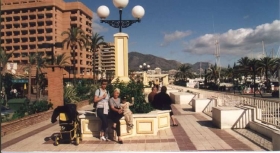 Fuengirola er ganske enkelt bare en dejlig by, og der er masser at give sig til. Bl.a. kan man gå en tur på den MEGET lange strandpromenade Fuengirola er ganske enkelt bare en dejlig by, og der er masser at give sig til. Bl.a. kan man gå en tur på den MEGET lange strandpromenade