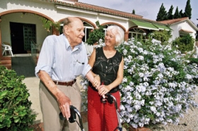 Tidligere landsretssagf�rer Jens Otto Stage-Nielsen skulle egentlig blot p� genoptr�ning p� Casa Klein. Men han faldt for stedet, flyttede ind  - og nu kan han og Joan Klein g� tur i Casa Kleins park-lignende have sammen.