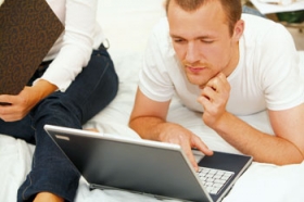 Med internettet kan man selv passe p� sine penge. � Yuri_Arcurs, Fotolia
